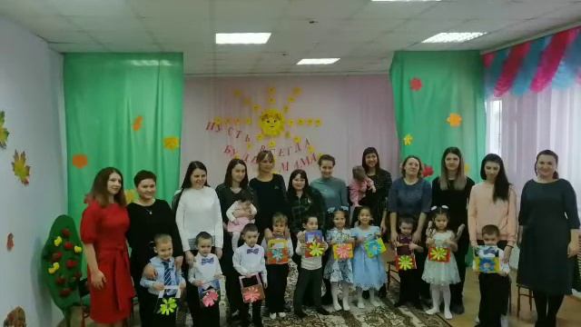 Видеоролик для мам ко Дню Матери "Наши мамы лучше всех" смотреть онлайн
