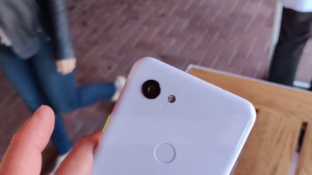 Quick first look at the $399 Google Pixel 3a смотреть онлайн