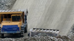Работа водителя самосвала в карьере, БЕЛАЗ-7540