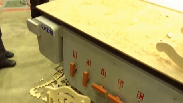 Демонстрация работы лазерного станка по дереву #geekpicnic смотреть онлайн