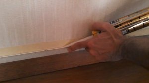 Как убрать щель между плинтусом и стеной.