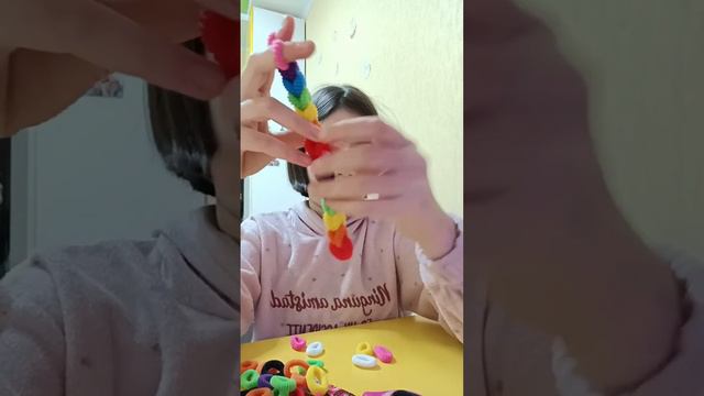 Радужный браслет из резинок для волос! 😍🌈 смотреть онлайн