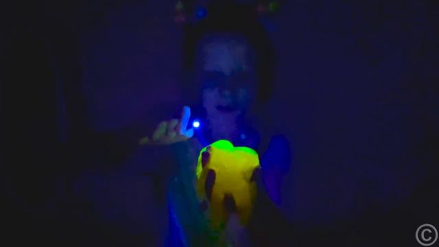 Настя рассказывает коту какие бывают цвета. История для детей. смотреть онлайн