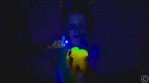 Настя рассказывает коту какие бывают цвета. История для детей.