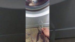 как снять нижнюю декоративную крышку на стиральной машине Indesit и добраться до фильтра