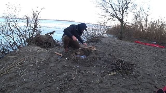 ЗИМНИЙ поход с СЫНОМ в ЛЕС ! Готовимся к НОЧЁВКЕ Готовим на костре смотреть онлайн