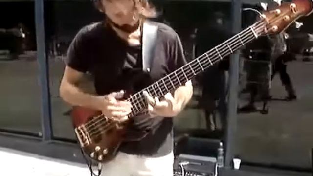 Best Bass Player - ЛУЧШИЙ В МИРЕ БАС ГИТАРИСТ БАС-ГИТАРА