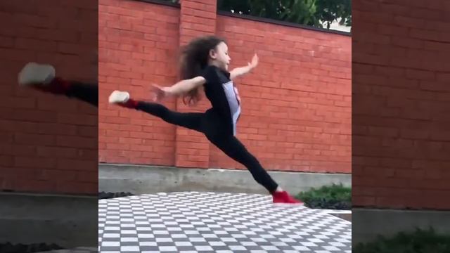 Девочка без костей? Уникальная гимнастка в 6 лет. Amazing 6 y.o gymnast!! смотреть онлайн