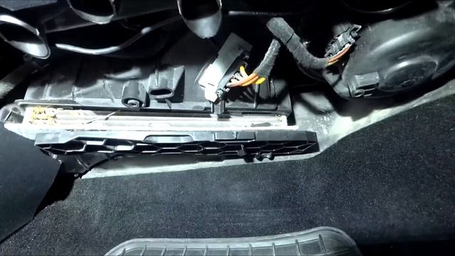 Замена салонного фильтра Skoda Octavia A5 FL смотреть онлайн