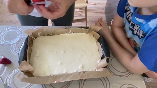 Шарлотка с клубникой!!! Да, вы не ошиблись- с клубникой! И это очччень вкусно и просто. смотреть онлайн
