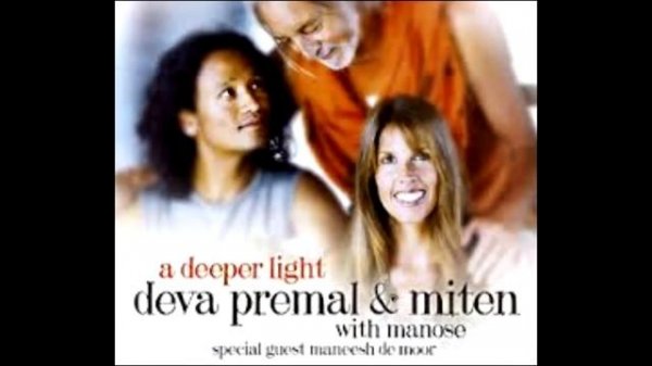 OM KUMARA MANTRA DEVA PREMAL Y MITEN CON MANOSE