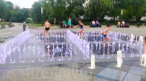 Дети и фонтан
