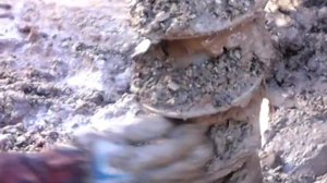 Извлечение бура из земли после бурения скажины