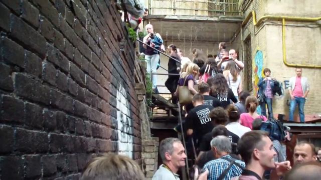 Открытие стены памяти Виктора Цоя в Киеве. Часть 1 из 22 смотреть онлайн