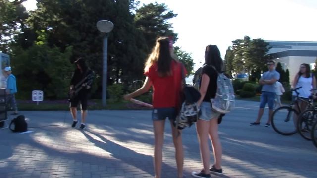 Californication (RHCP) в исполнении уличного музыканта в Геленджике смотреть онлайн