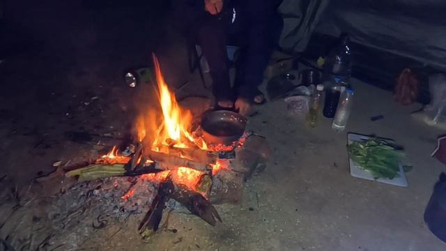 骑行流浪去青岛，被大雨困在废弃公园，买不到吃的，只好生火做饭 смотреть онлайн