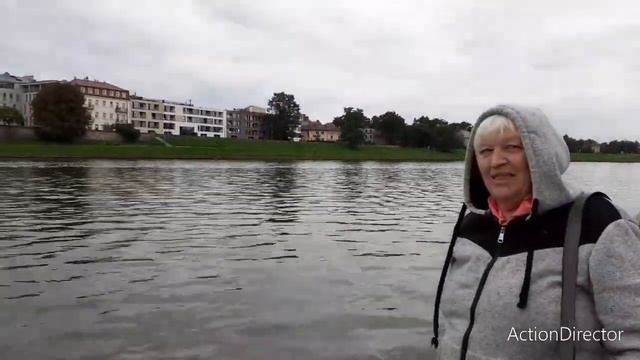 Мама и Лебеди. Польша, Краков, река Висла 16.09.23. Mom and Swans. Poland Kraków. River Visla. смотреть онлайн