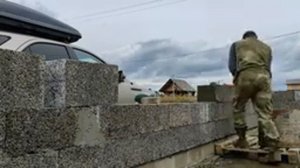 Поднимаю стены из арболитовых блоков на клею. Геометрия блоков...