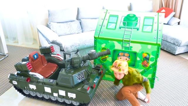 ТРАКТОР сломался! Сеня помогает починить Большой Трактор! смотреть онлайн