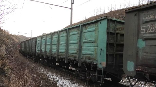 ТЭМ7А-0122 с вывозным поездом и приветливой бригадой смотреть онлайн