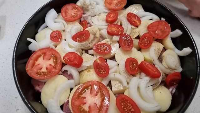 МЯСО С КАРТОФЕЛЕМ В ДУХОВКЕ | МЯГКО, СОЧНО, ВКУСНО/MEAT WITH POTATOES IN THE OVEN | SOFT, JUICY, смотреть онлайн