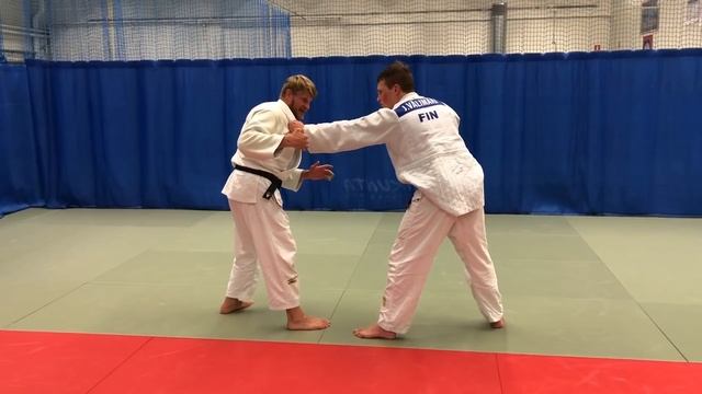 БОРЬБА ЗА ЗАХВАТ.БРОСОК МЕЛЬНИЦА / ЧЕРЕЗ ПЛЕЧИ.БРОСОК ПОДСАДОМ ГОЛЕНЬЮ ЧЕРЕЗ ГОЛОВУ смотреть онлайн