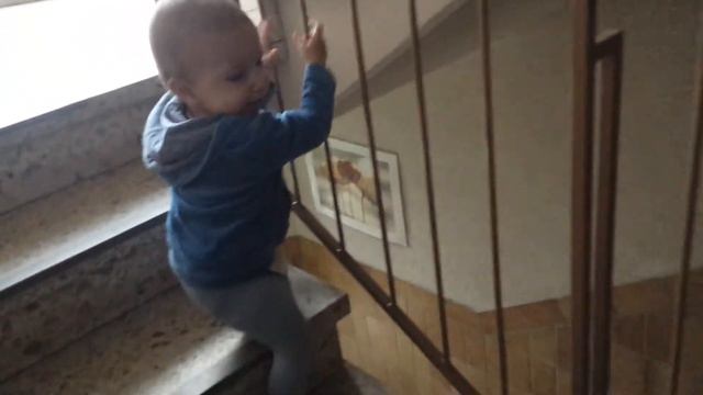 Развитие ребенка 13 месяцев. Лестница. смотреть онлайн