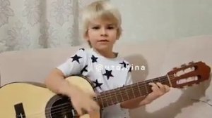 Талантливый мальчик поёт играет на гитаре