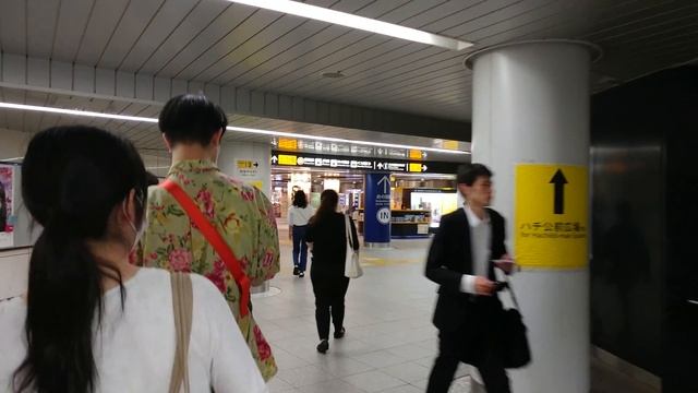 Walking in Tokyo - Passing through Shibuya Station. 4K смотреть онлайн