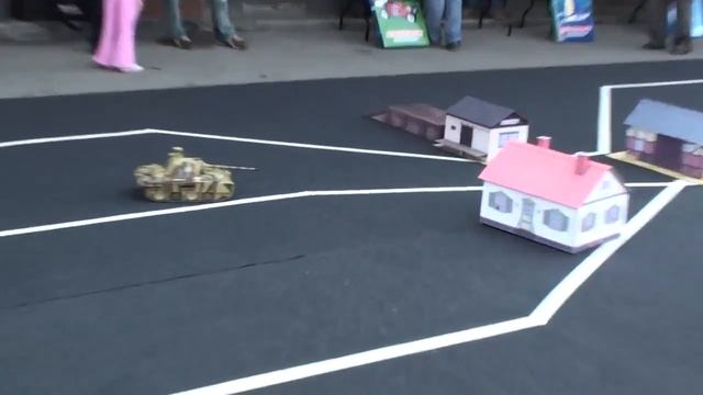 Бои радиоуправляемых танках на праздник