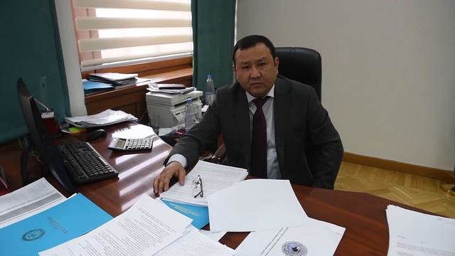 Руководитель управления комфортной городской среды Сапар НУРАШЕВ на своем рабочем месте... смотреть онлайн