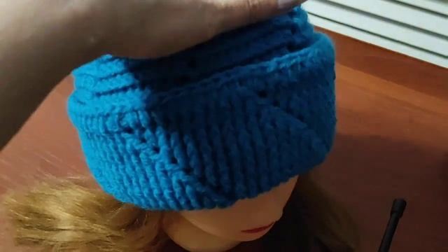 ТЕПЛАЯ ШАПОЧКА С ОТВОРОТОМ КРЮЧКОМ. Шапка с отворотом для начинающих. смотреть онлайн