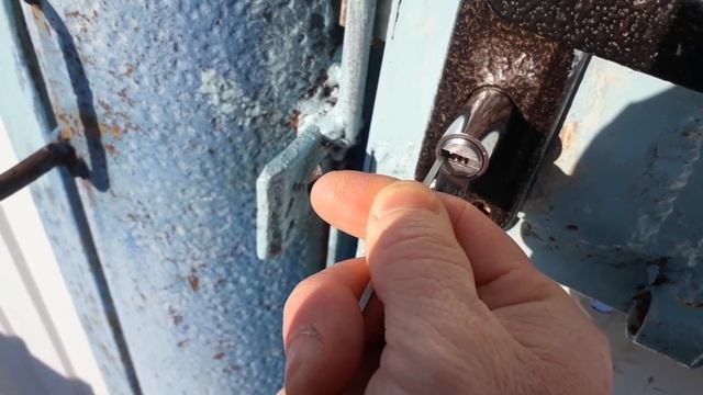 Как открыл замок когда ключ не вставляется в личинку смотреть онлайн