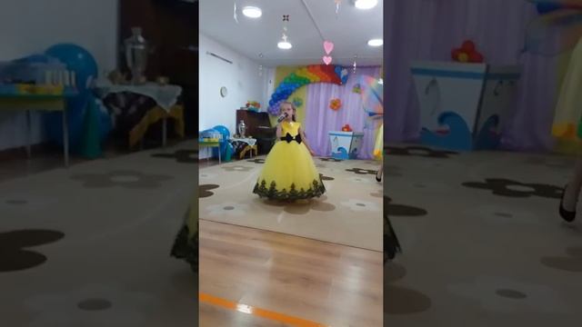 У Киры выпускной в детском саду. смотреть онлайн