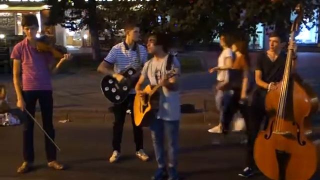 Классное выступление уличного певца на Красной в Краснодаре смотреть онлайн