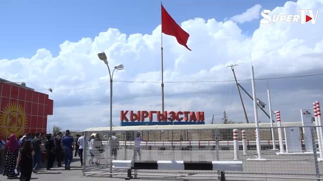 Кыргыз-Казак чек арасындагы көзөмөл өткөрүү бекетине 8 метрлик ири желек илинди смотреть онлайн
