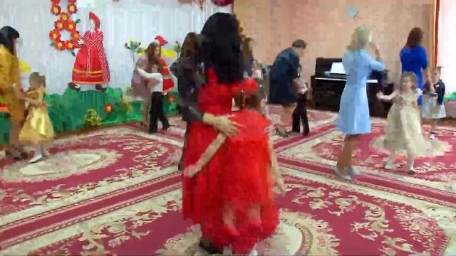 ТАНЕЦ с МАМОЙ смотреть онлайн