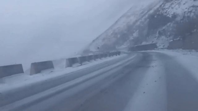 Крестовый перевал, опасная дорога. Гудаури. Mountain pass, Gudauri, Georgia смотреть онлайн