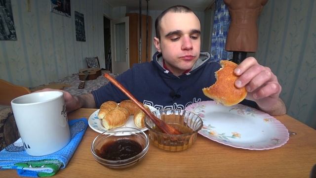 МУКБАНГ АСМР КРУАССАНЫ / CROISSANTS / БУЛОЧКИ / СГУЩЕНКА / ТОППИНГ ШОКОЛАДНЫЙ / EATING ASMR Mukbang смотреть онлайн