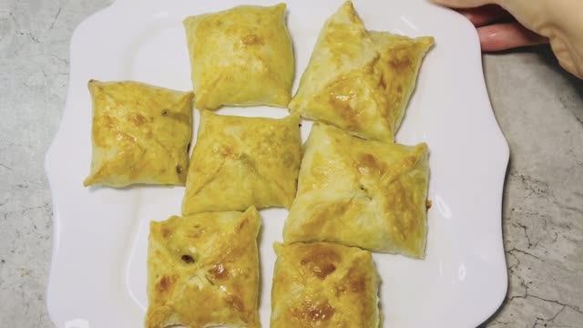 Слойки с яблоками и мёдом - вкусная и быстрая выпечка к чаю