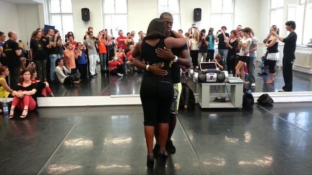 Paulo Cruz&Lanna Zamora | Tarraxinha Mwangolé, Balumuka 2013 смотреть онлайн