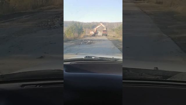 Три года не могут сделать дорогу связывающию четыре деревни с районным центром. смотреть онлайн