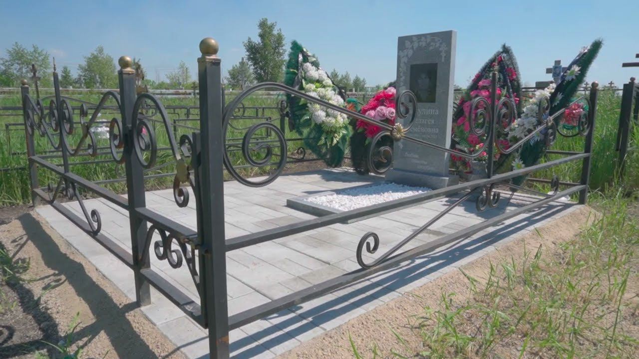 Гранитный памятник с врезанным портретом и уложенной тротуарной плиткой смотреть онлайн