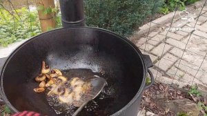 Вкусное блюдо в казане с мясом картошкой грибами и луком