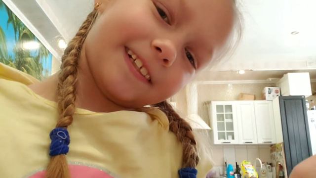 VLOG: Хочу мороженое. Викуся шьёт платье кукле. смотреть онлайн