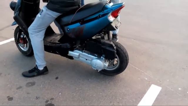 Стираем резину на скутере !!! смотреть онлайн