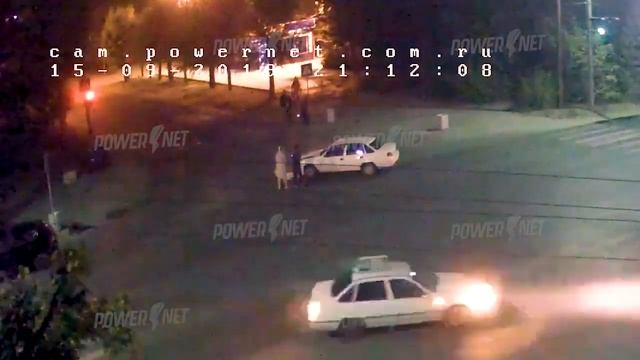 Мотороллер попал под колеса авто проскочив на красный сигнал смотреть онлайн