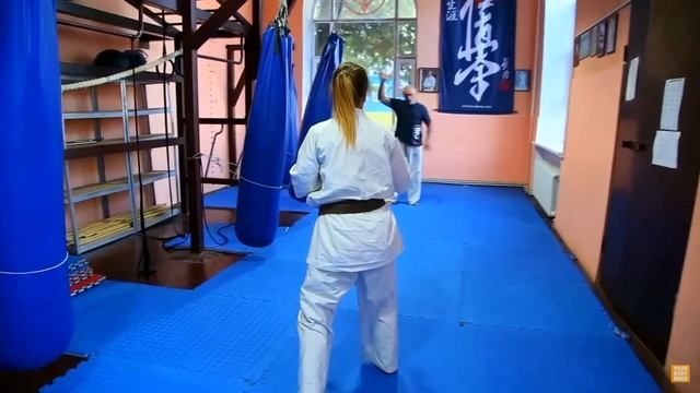 ВЫСОКИЕ УДАРЫ НОГАМИ РАСТЯЖКА И ФОРМИРОВАНИЕ БЕДРА смотреть онлайн