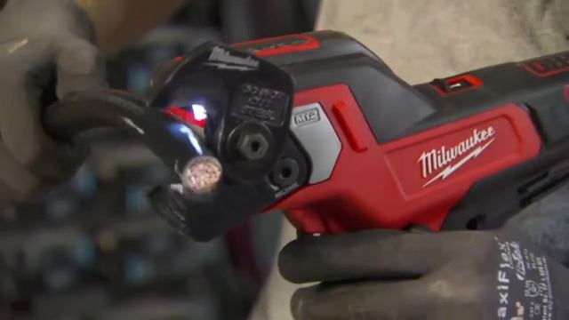Аккумуляторный резак для кабелей MILWAUKEE М12 CC смотреть онлайн
