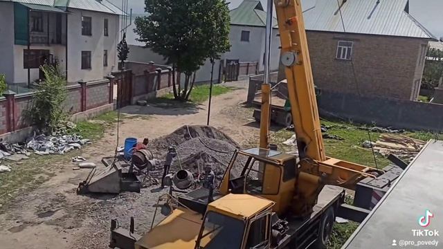 Заливаем железобетонный монолит с помощью автокрана. смотреть онлайн